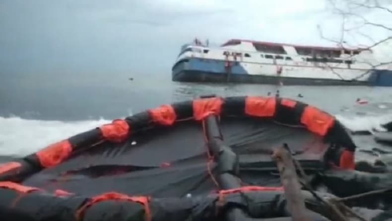 Tabrak Karang, KM Intim Teratai Bawa Ratusan Penumpang Kandas di Perairan Pulau Makian Tabrak Karang, KM Intim Teratai Bawa Ratusan Penumpang Kandas di Perairan Pulau Makian