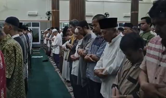Muhammadiyah Mulai Puasa Besok, Ratusan Jemaah di Bekasi Salat Tarawih Malam Ini Muhammadiyah Mulai Puasa Besok, Ratusan Jemaah di Bekasi Salat Tarawih Malam Ini