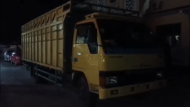 Truk Ditinggalkan Sopir di Pinggir Jalan Belitung, Polisi Temukan Jutaan Batang Rokok Ilegal Truk Ditinggalkan Sopir di Pinggir Jalan Belitung, Polisi Temukan Jutaan Batang Rokok Ilegal