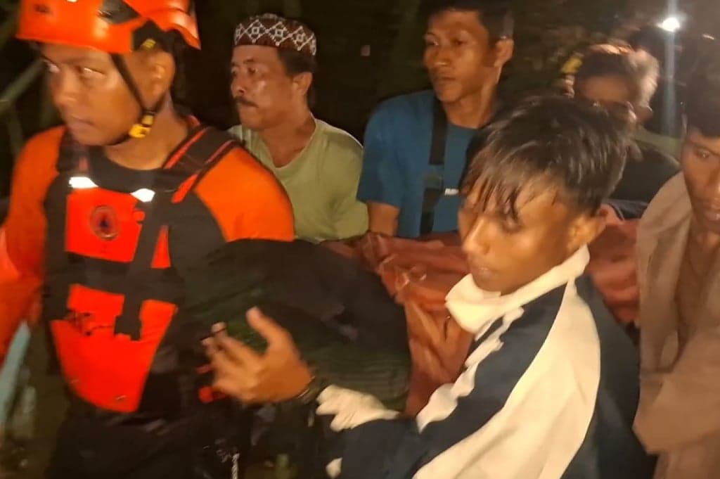 Nekat Terobos Jembatan Terendam Banjir, IRT di Lumajang Tewas Terseret Arus Sejauh 15 Km Nekat Terobos Jembatan Terendam Banjir, IRT di Lumajang Tewas Terseret Arus Sejauh 15 Km