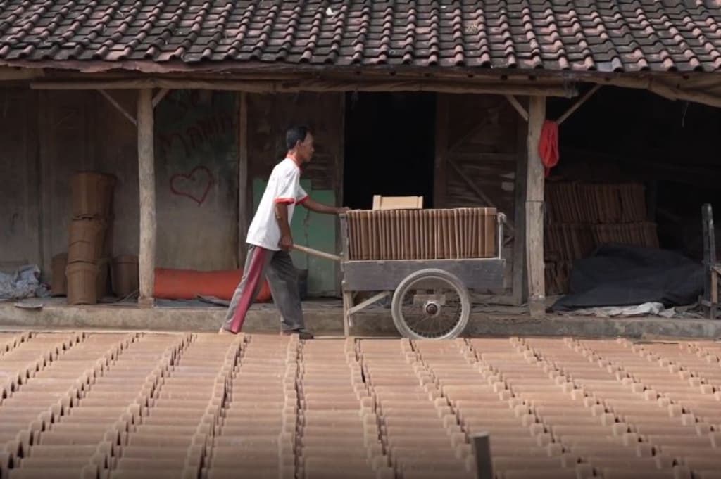 Perajin Genting di Sukoharjo Berharap Program Gentengisasi Gagasan Prabowo Bangkitkan Usahanya Perajin Genting di Sukoharjo Berharap Program Gentengisasi Gagasan Prabowo Bangkitkan Usahanya