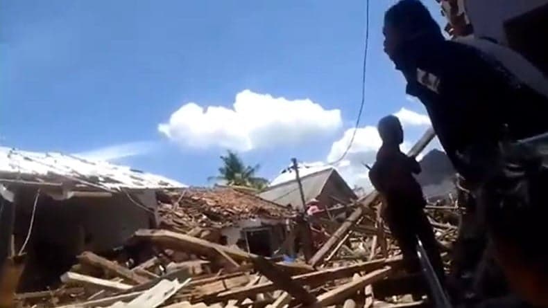 Ledakan Hebat di Situbondo, 1 Orang Tewas 6 Luka Bakar dan 7 Rumah Rusak Ledakan Hebat di Situbondo, 1 Orang Tewas 6 Luka Bakar dan 7 Rumah Rusak