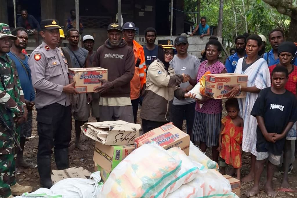 Legislator Partai Perindo Mimika Susuri Laut 2 Hari demi Salurkan Bantuan ke Kapiraya Legislator Partai Perindo Mimika Susuri Laut 2 Hari demi Salurkan Bantuan ke Kapiraya