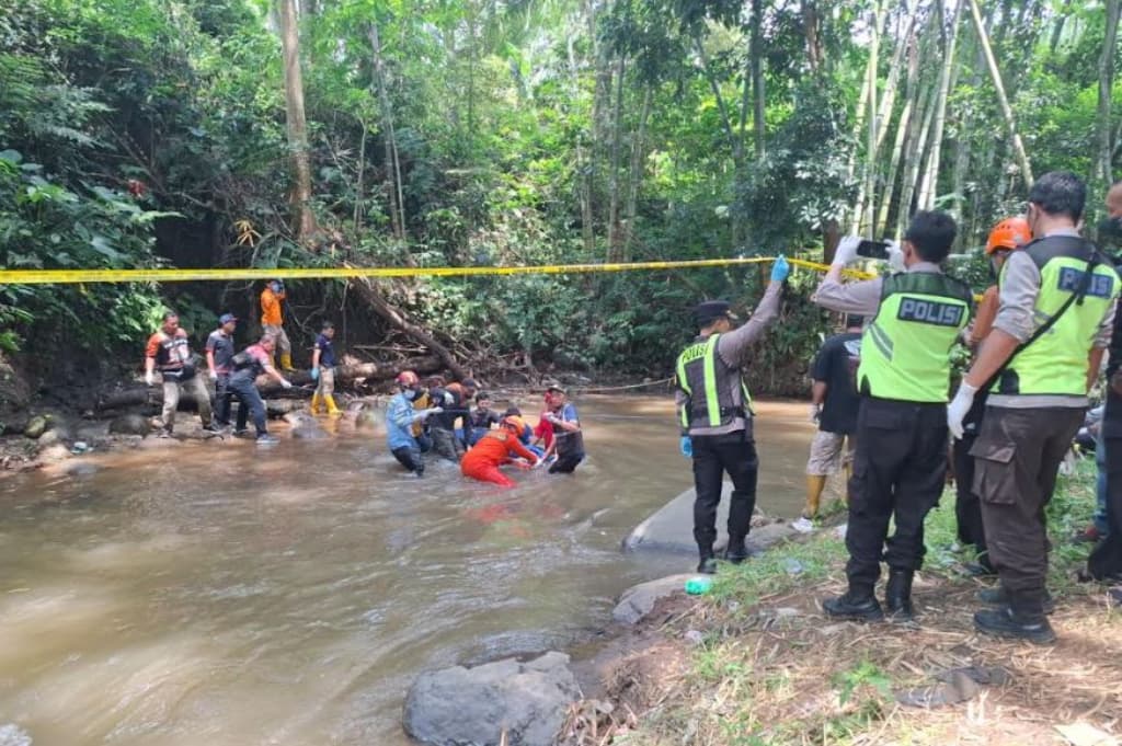 Malang Geger! Mayat Tanpa Busana Ditemukan di Sungai Jilu, Tangan Terikat-Mulut Tersumpal Malang Geger! Mayat Tanpa Busana Ditemukan di Sungai Jilu, Tangan Terikat-Mulut Tersumpal