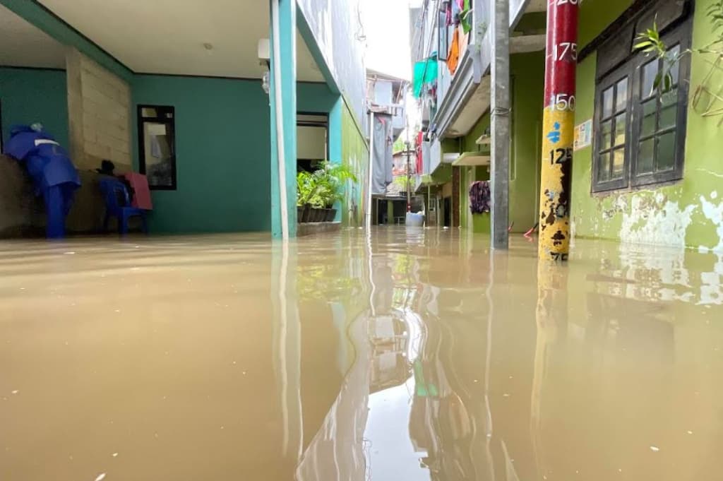 Jakarta Diguyur Hujan, Kebon Pala Banjir 120 Cm akibat Luapan Kali Ciliwung Jakarta Diguyur Hujan, Kebon Pala Banjir 120 Cm akibat Luapan Kali Ciliwung