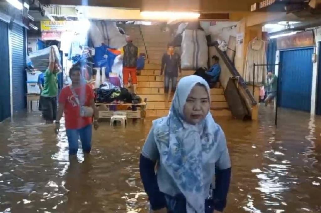 Pasar Cipulir Jaksel Kebanjiran, Pedagang Sedih Tak Ada Pembeli Pasar Cipulir Jaksel Kebanjiran, Pedagang Sedih Tak Ada Pembeli