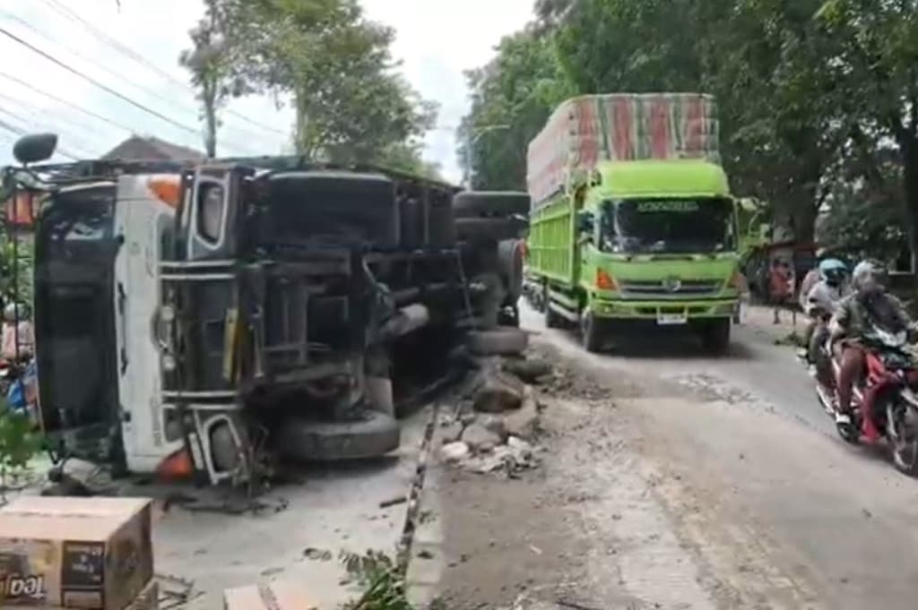 Kecelakaan Truk Terguling di Jalur Pantura Kendal, Diduga Sopir Alami Microsleep Kecelakaan Truk Terguling di Jalur Pantura Kendal, Diduga Sopir Alami Microsleep