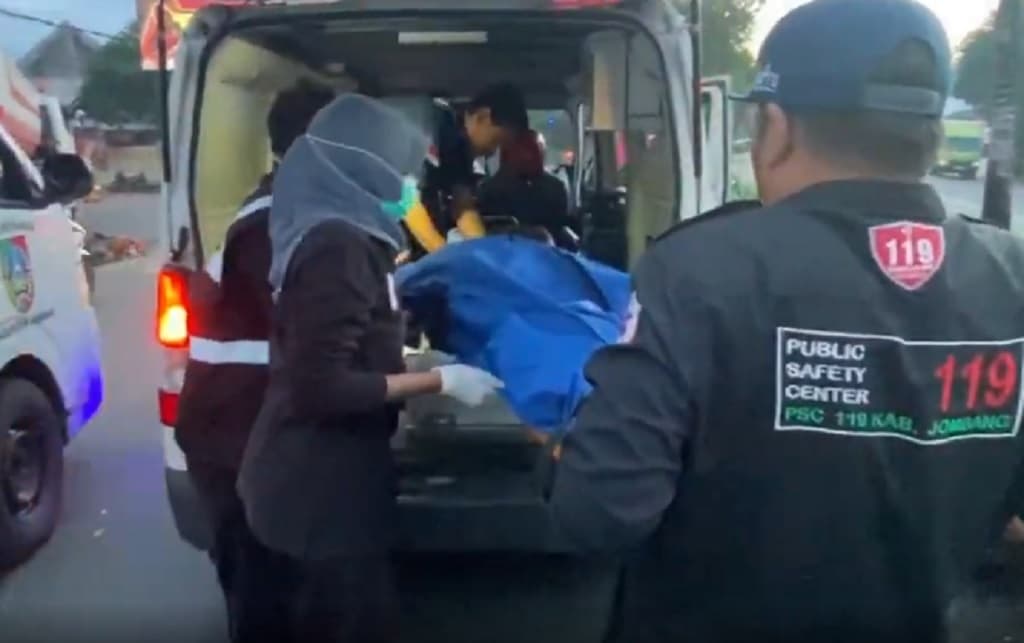 Kecelakaan Maut di Jombang, Pemotor Tewas Terlindas Truk Angkut Gas Kecelakaan Maut di Jombang, Pemotor Tewas Terlindas Truk Angkut Gas