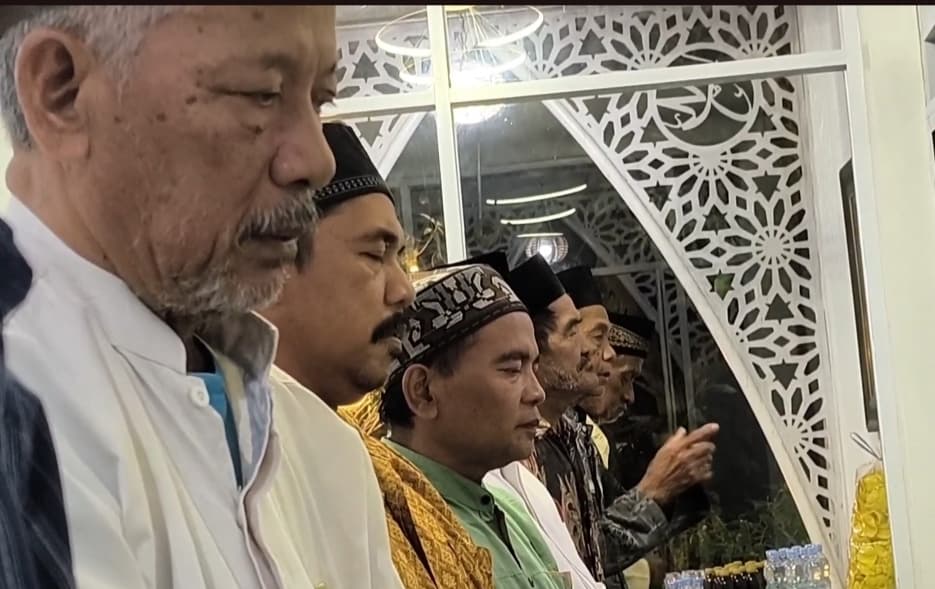 Masjid di Cirebon Gelar Tarawih 3 Jam, Baca 3 Juz Al-Qur'an dengan 5 Imam Bergiliran Masjid di Cirebon Gelar Tarawih 3 Jam, Baca 3 Juz Al-Qur'an dengan 5 Imam Bergiliran