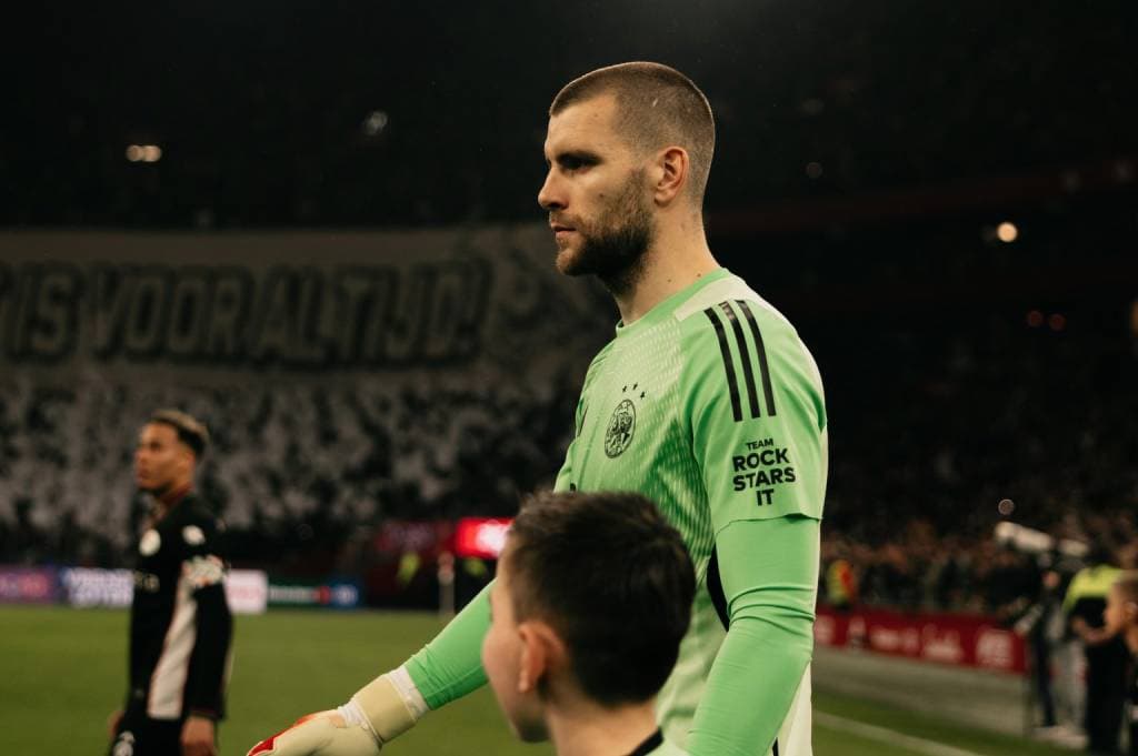 Dari Diragukan Jadi Andalan, Maarten Paes Mulai Menjawab Kritik di Ajax Dari Diragukan Jadi Andalan, Maarten Paes Mulai Menjawab Kritik di Ajax