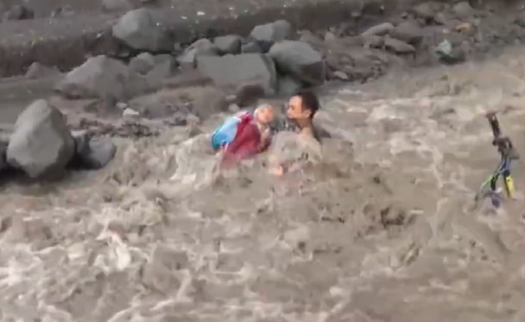 Ayah dan Anak di Lumajang Terseret Banjir Lahar Semeru saat Antar ke Sekolah Ayah dan Anak di Lumajang Terseret Banjir Lahar Semeru saat Antar ke Sekolah