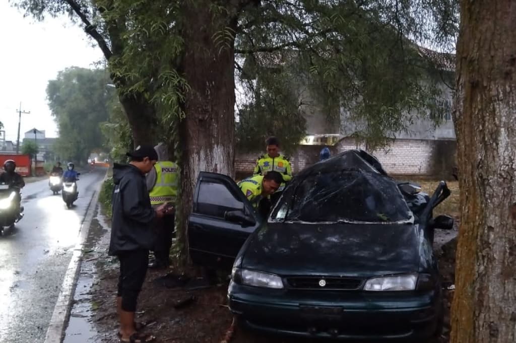 Kecelakaan Maut di Lamongan, Mobil Sedan Tabrak Pohon Tewaskan 2 Penumpang Kecelakaan Maut di Lamongan, Mobil Sedan Tabrak Pohon Tewaskan 2 Penumpang