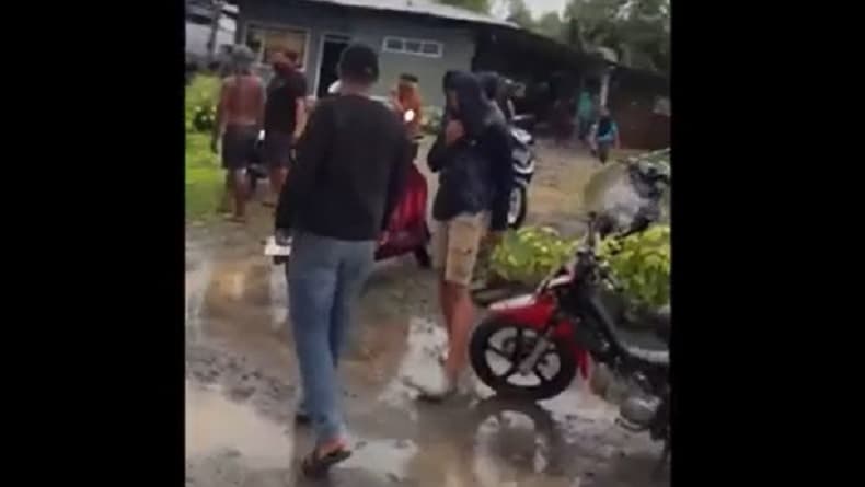 Rumah Terduga Perampok Agen Bank di Luwu Diserang Warga Rumah Terduga Perampok Agen Bank di Luwu Diserang Warga