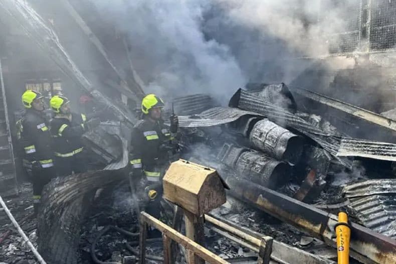 Helikopter Militer Iran Jatuh Timpa Pasar, 4 Orang Tewas termasuk Tukang Buah Helikopter Militer Iran Jatuh Timpa Pasar, 4 Orang Tewas termasuk Tukang Buah