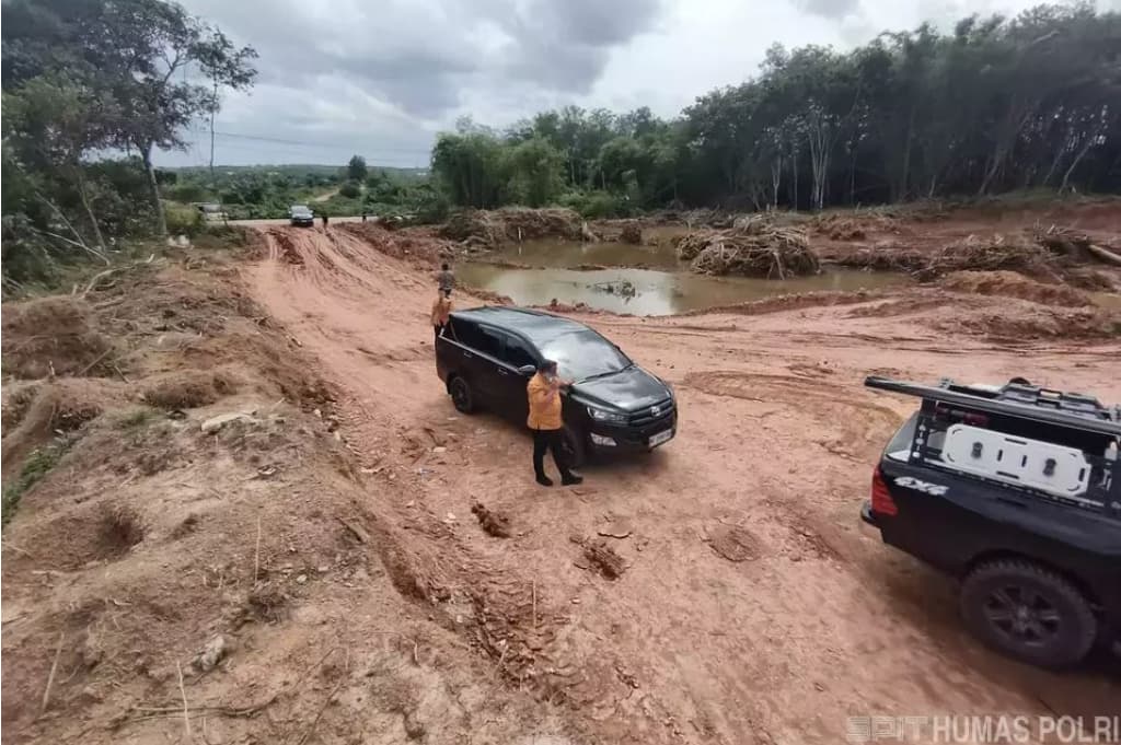 Polisi Hentikan Aktivitas Tambang Galian C Ilegal di Banyuasin, 7 Orang Ditangkap Polisi Hentikan Aktivitas Tambang Galian C Ilegal di Banyuasin, 7 Orang Ditangkap