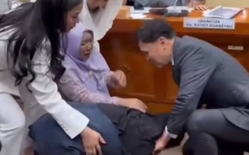 Momen Ibu ABK Fandi dan Radiet Sujud ke Ketua Komisi III DPR, Minta Keadilan Momen Ibu ABK Fandi dan Radiet Sujud ke Ketua Komisi III DPR, Minta Keadilan