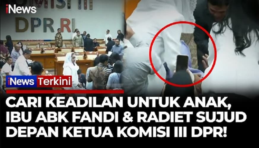 Ibu ABK Fandi dan Radiet Sujud Depan Habiburokhman, Minta Keadilan untuk Anaknya Ibu ABK Fandi dan Radiet Sujud Depan Habiburokhman, Minta Keadilan untuk Anaknya