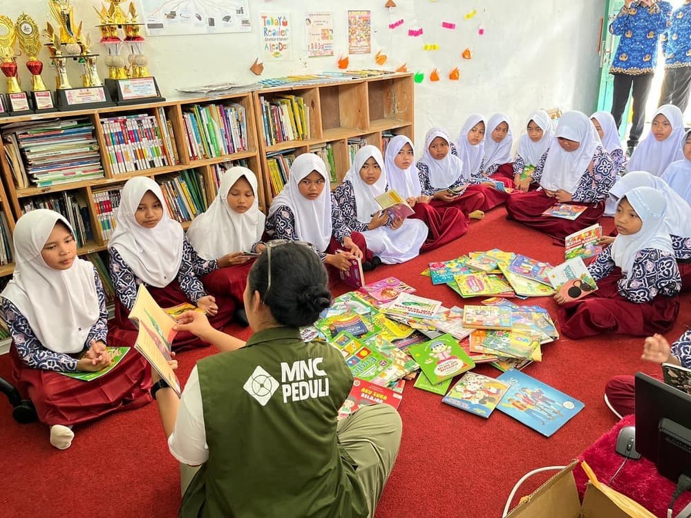 MNC Peduli Salurkan Ratusan Buku ke SDN Cibilik Sukabumi, Perkuat Literasi Pelajar MNC Peduli Salurkan Ratusan Buku ke SDN Cibilik Sukabumi, Perkuat Literasi Pelajar