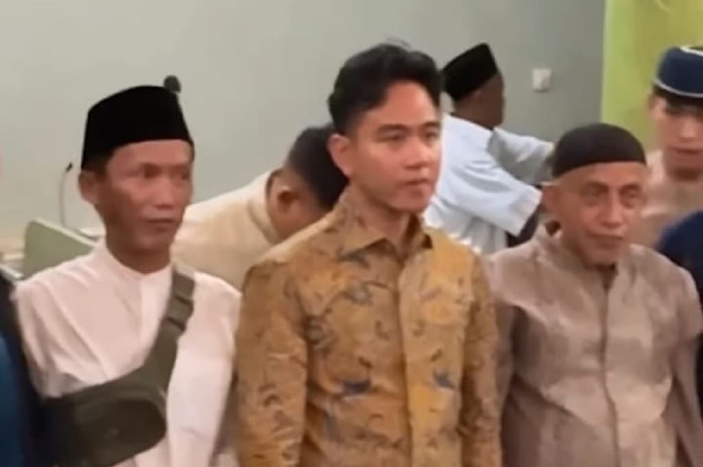 Momen Wapres Gibran Salat Tarawih di Senen Jakpus, Berbaur dengan Warga Momen Wapres Gibran Salat Tarawih di Senen Jakpus, Berbaur dengan Warga