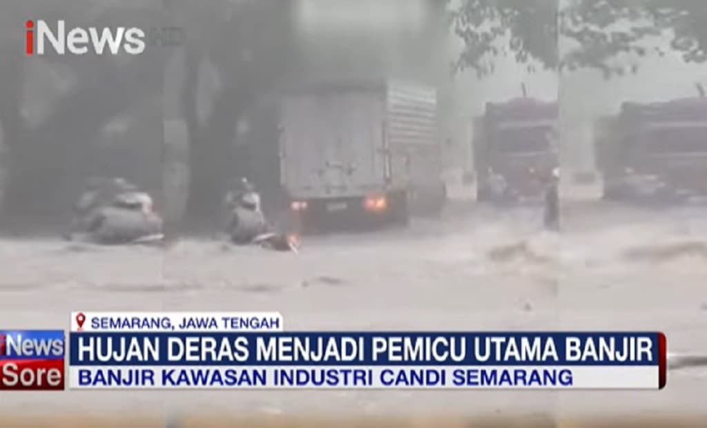 Detik-Detik Pemotor Terseret Banjir di Kawasan Industri Candi Ngaliyan Semarang Detik-Detik Pemotor Terseret Banjir di Kawasan Industri Candi Ngaliyan Semarang