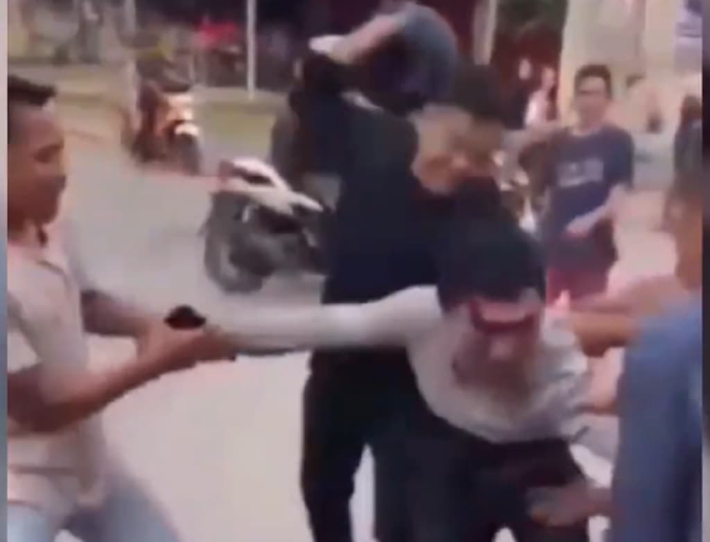 Tepergok Korban, Pelaku Curanmor Bersenpi di Lampung Babak Belur Dihajar Massa Tepergok Korban, Pelaku Curanmor Bersenpi di Lampung Babak Belur Dihajar Massa