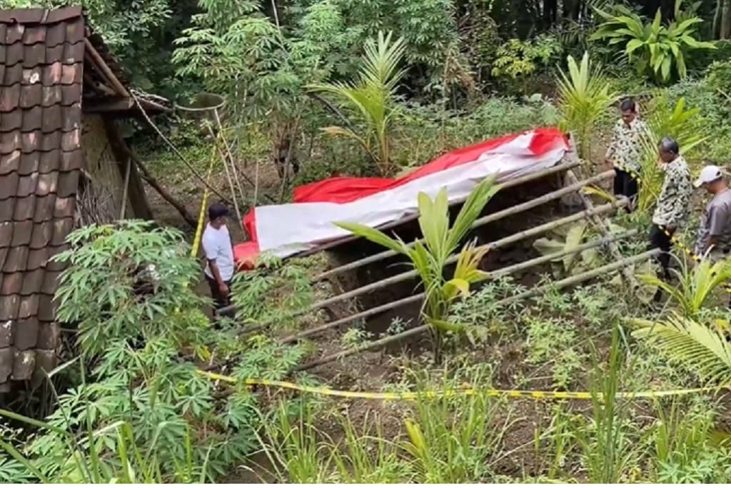 Fenomena Sinkhole Muncul di Kulonprogo, Rumah Lansia Terancam Amblas Fenomena Sinkhole Muncul di Kulonprogo, Rumah Lansia Terancam Amblas