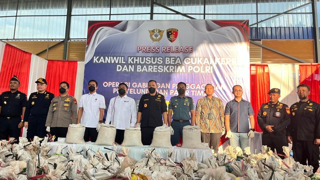 Bareskrim-Bea Cukai Gagalkan Penyelundupan Pasir Timah ke Malaysia, 1 Kapal Disita Bareskrim-Bea Cukai Gagalkan Penyelundupan Pasir Timah ke Malaysia, 1 Kapal Disita