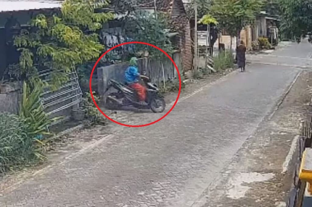 Viral! Badut Pengamen Terekam CCTV Curi Motor Warga di Lamongan Viral! Badut Pengamen Terekam CCTV Curi Motor Warga di Lamongan