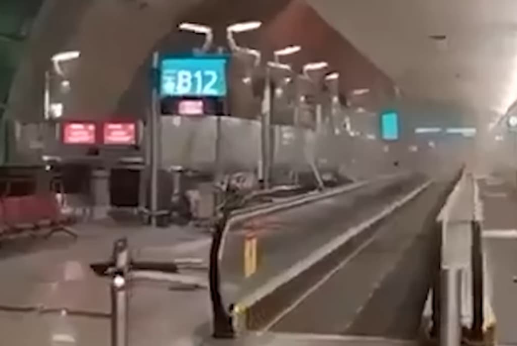 Drone Iran Hantam Bandara Dubai UEA, 4 Orang Luka-Luka Drone Iran Hantam Bandara Dubai UEA, 4 Orang Luka-Luka