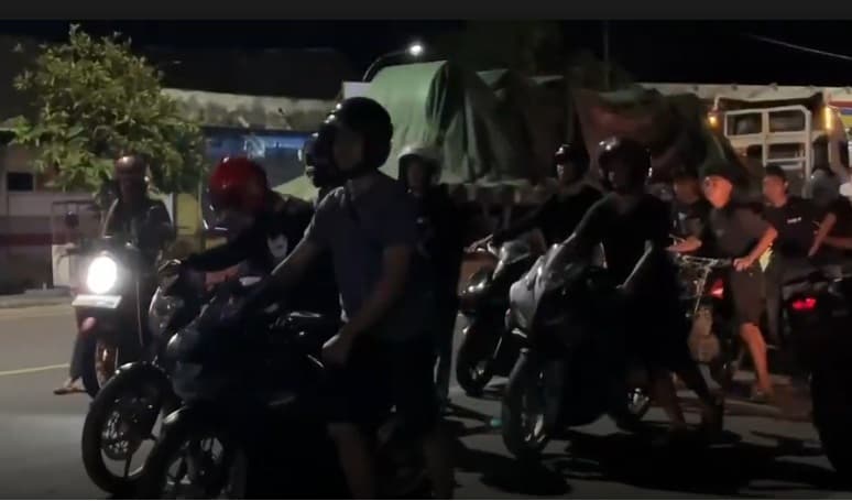 Terjaring Razia, Pelaku Balap Liar Dihukum Dorong Motor 5 Km ke Polres Tuban Terjaring Razia, Pelaku Balap Liar Dihukum Dorong Motor 5 Km ke Polres Tuban