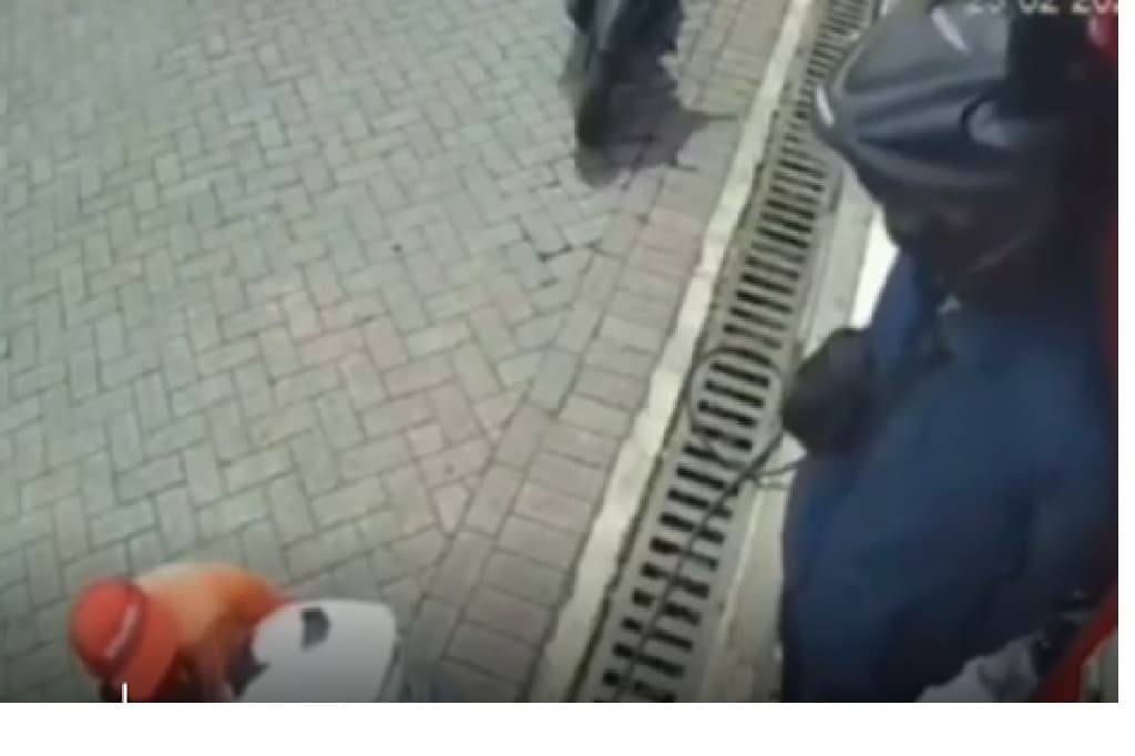 Viral 2 Pencuri Gasak Uang Tukang Tambal Ban di SPBU Sukodono Sidoarjo Viral 2 Pencuri Gasak Uang Tukang Tambal Ban di SPBU Sukodono Sidoarjo