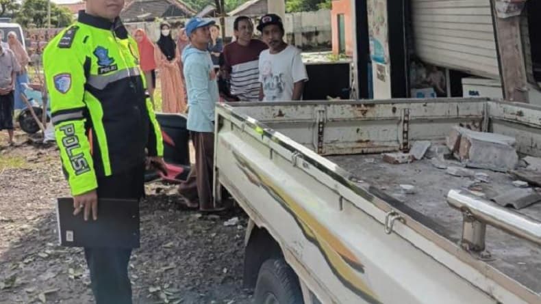 Pikap Tabrak Bangunan dan Pejalan Kaki di Probolinggo, 1 Orang Tewas 1 Luka Pikap Tabrak Bangunan dan Pejalan Kaki di Probolinggo, 1 Orang Tewas 1 Luka