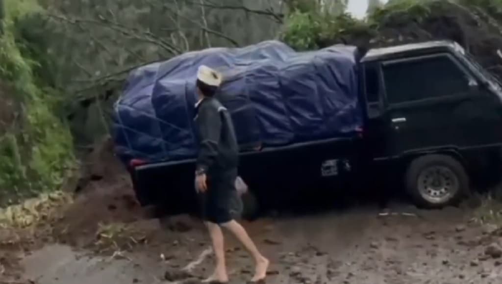Longsor Timpa Truk hingga Terseret ke Jurang di Jalur Bromo Pasuruan, 4 Luka-Luka Longsor Timpa Truk hingga Terseret ke Jurang di Jalur Bromo Pasuruan, 4 Luka-Luka