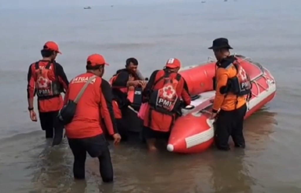 3 Pejudi Sabung Ayam di Tegal Hilang usai Terjun ke Sungai saat Digerebek, 1 Tewas 3 Pejudi Sabung Ayam di Tegal Hilang usai Terjun ke Sungai saat Digerebek, 1 Tewas