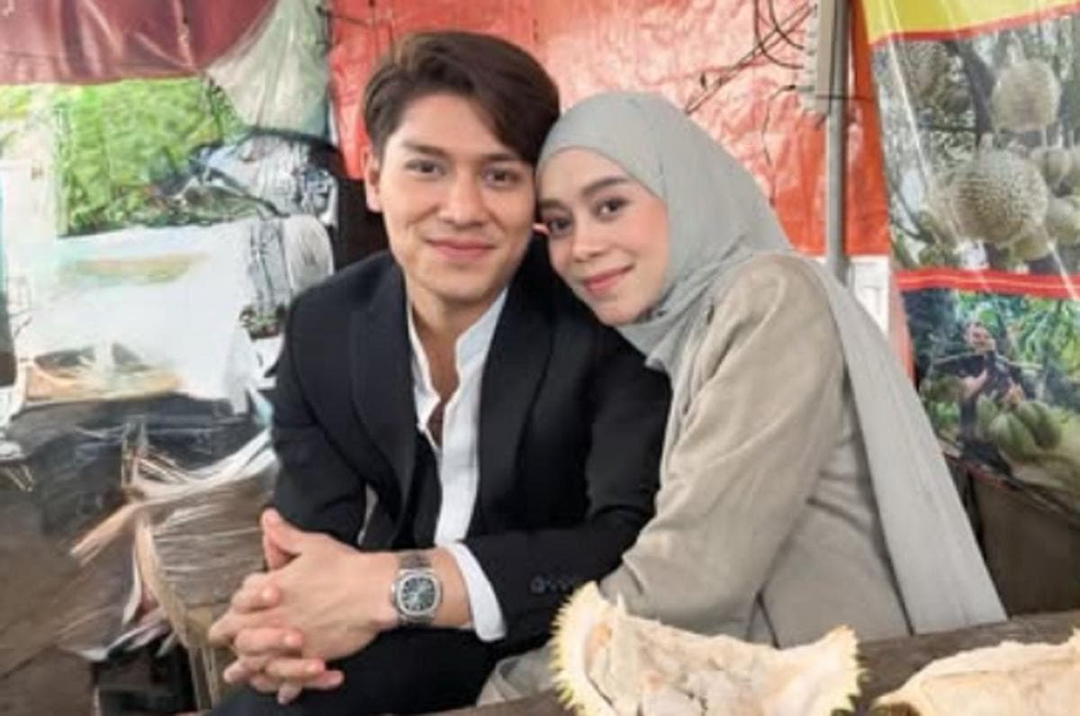 Rizky Billar Ungkap Lesti Kejora Kebobolan Hamil Anak Ketiga saat Liburan di Inggris Rizky Billar Ungkap Lesti Kejora Kebobolan Hamil Anak Ketiga saat Liburan di Inggris