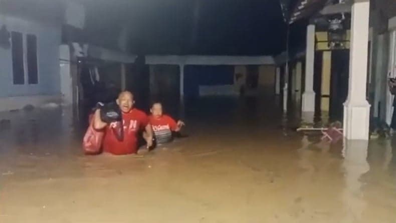 Sungai Dinoyo Jember Meluap Disertai Lumpur, Permukiman Warga Terendam Banjir Sungai Dinoyo Jember Meluap Disertai Lumpur, Permukiman Warga Terendam Banjir