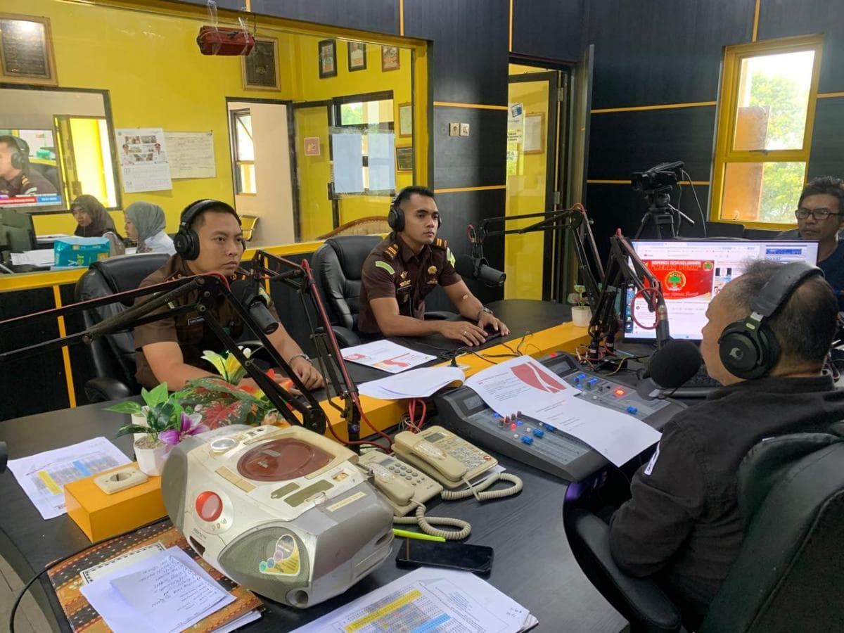 Lewat Dialog Radio, Kejari Kotabaru Tegaskan Kawal Pembentukan Koperasi Merah Putih Lewat Dialog Radio, Kejari Kotabaru Tegaskan Kawal Pembentukan Koperasi Merah Putih