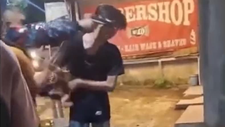 Viral! Cekcok Gegara Senggolan Mobil, Pria di Tangsel Todongkan Senpi ke Pengemudi Taksi Online Viral! Cekcok Gegara Senggolan Mobil, Pria di Tangsel Todongkan Senpi ke Pengemudi Taksi Online