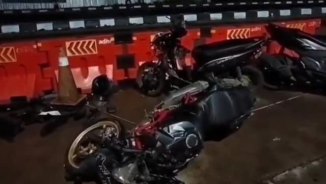 Kecelakaan Beruntun di Exit Tol Bawen, Truk Boks Diduga Rem Blong Tabrak Mobil dan 8 Motor Kecelakaan Beruntun di Exit Tol Bawen, Truk Boks Diduga Rem Blong Tabrak Mobil dan 8 Motor