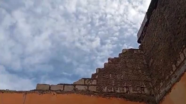 Puluhan Rumah di Tegal Rusak Diterjang Puting Beliung, Atap Hilang Disapu Angin Puluhan Rumah di Tegal Rusak Diterjang Puting Beliung, Atap Hilang Disapu Angin