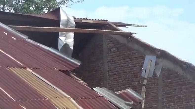 Puting Beliung Terjang Gowa Saat Sahur, Dalam Hitungan Menit Puluhan Rumah Rusak Disapu Puting Beliung Terjang Gowa Saat Sahur, Dalam Hitungan Menit Puluhan Rumah Rusak Disapu