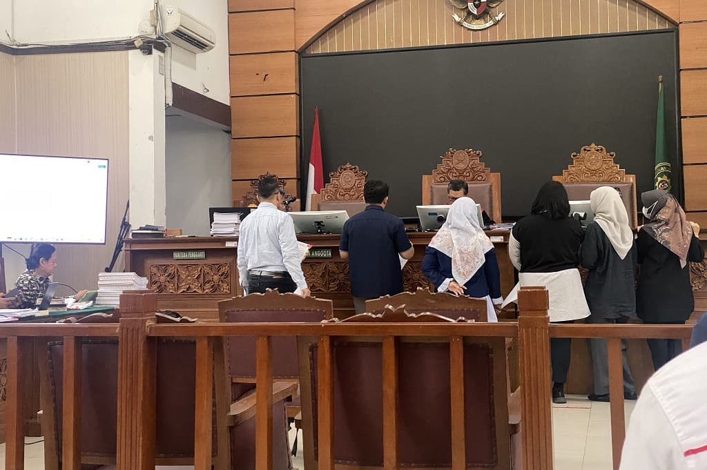 Sidang Praperadilan, Pengacara Eks Menag Yaqut Serahkan Tumpukan Dokumen ke Hakim Sidang Praperadilan, Pengacara Eks Menag Yaqut Serahkan Tumpukan Dokumen ke Hakim