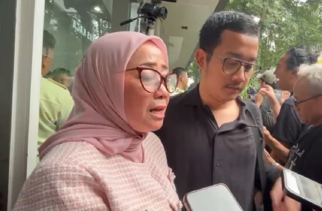Tangis Haru Ibu Delpedro Pecah usai Anak Divonis Bebas: Hakim Pakai Hati Nurani Tangis Haru Ibu Delpedro Pecah usai Anak Divonis Bebas: Hakim Pakai Hati Nurani