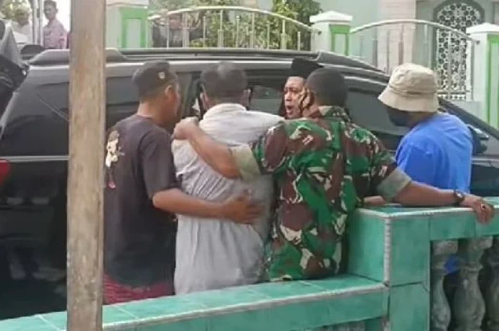 Eks Kadis Kehutanan Babel Terdakwa Korupsi Lahan Sawit Rp24 Miliar Mengamuk saat Ditangkap Eks Kadis Kehutanan Babel Terdakwa Korupsi Lahan Sawit Rp24 Miliar Mengamuk saat Ditangkap