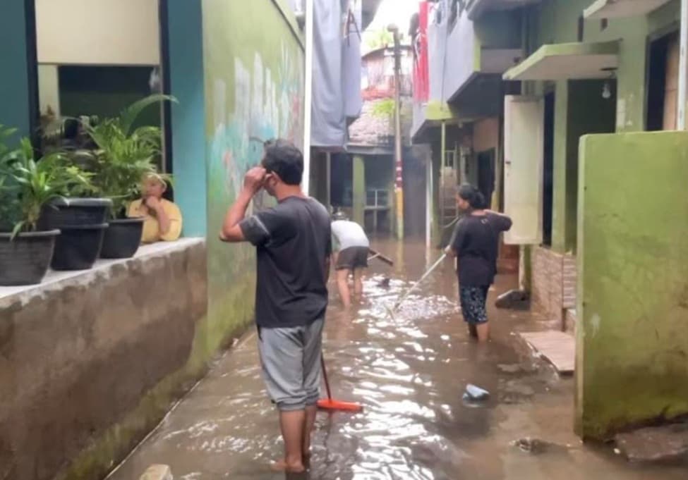 Banjir di Kebon Pala Jaktim Berangsur Surut, Warga Mulai Bersih-Bersih Rumah Banjir di Kebon Pala Jaktim Berangsur Surut, Warga Mulai Bersih-Bersih Rumah