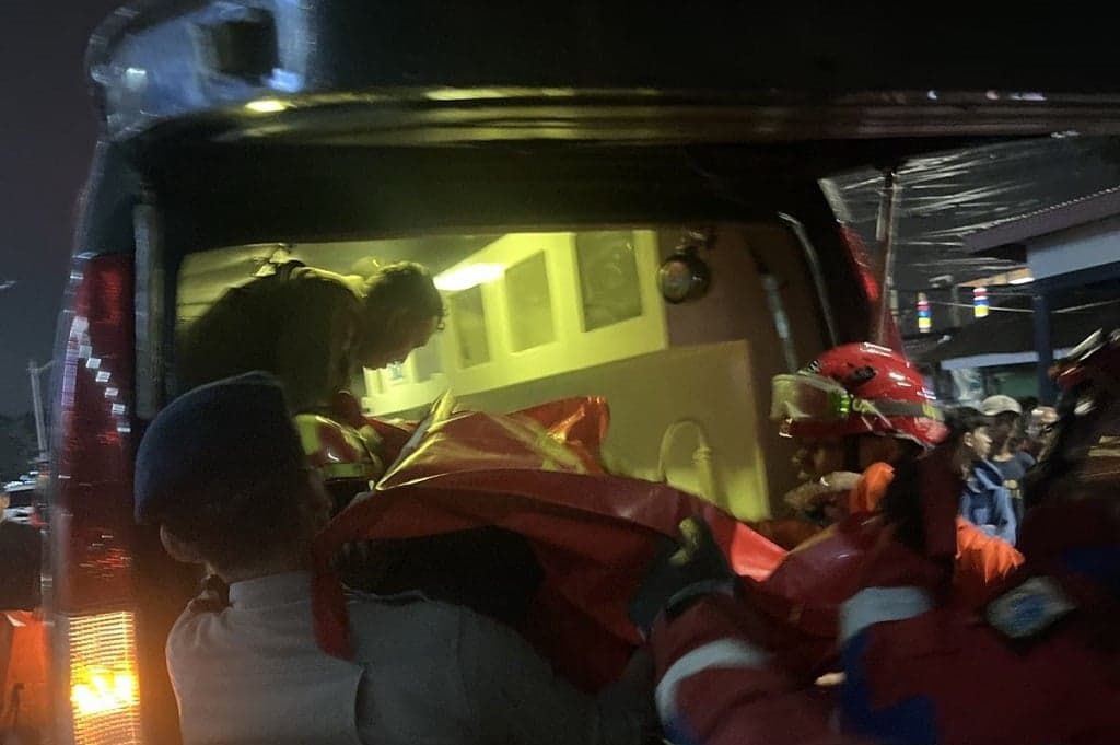 Ngeri! Pohon Tumbang gegara Hujan Angin di Jaksel, Pemotor Tewas Ngeri! Pohon Tumbang gegara Hujan Angin di Jaksel, Pemotor Tewas