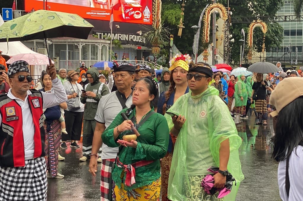 Mbak Rara Pawang Hujan Beraksi di CFD Jakarta, Hujannya Berhenti? Mbak Rara Pawang Hujan Beraksi di CFD Jakarta, Hujannya Berhenti?