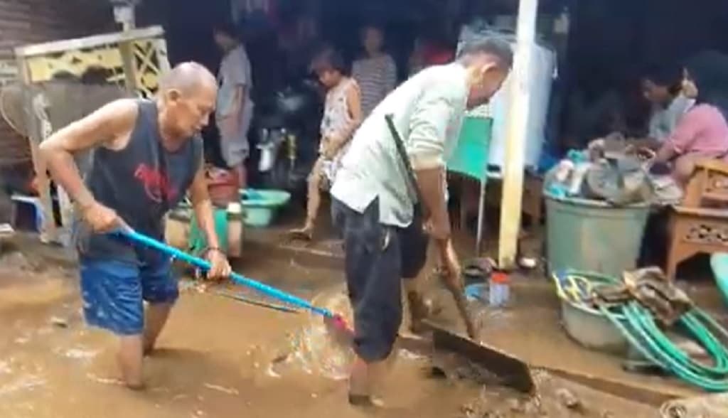 Banjir Bandang Rusak Ribuan Rumah di Situbondo, 2 Orang Hilang Terseret Arus Banjir Bandang Rusak Ribuan Rumah di Situbondo, 2 Orang Hilang Terseret Arus