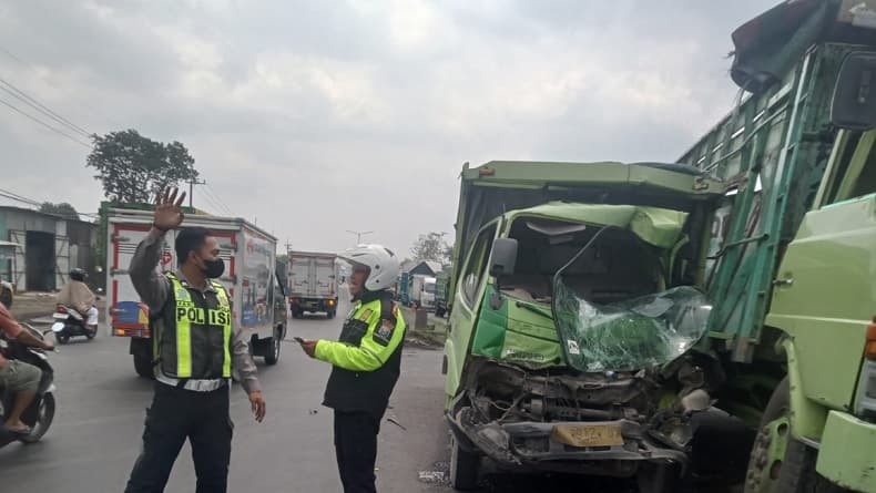 Tabrakan 2 Truk di U-Turn Watugolong Timur Krian, 3 Orang Dilarikan ke Rumah Sakit Tabrakan 2 Truk di U-Turn Watugolong Timur Krian, 3 Orang Dilarikan ke Rumah Sakit