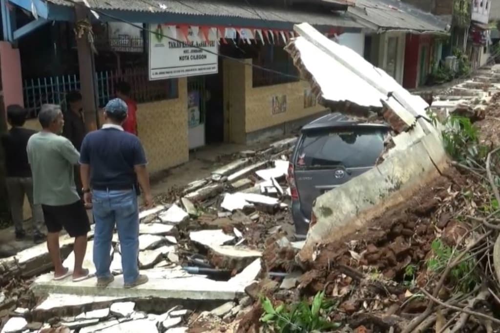 Tembok Rumah Dinas Wali Kota Cilegon Roboh Sepanjang 150 Meter Tembok Rumah Dinas Wali Kota Cilegon Roboh Sepanjang 150 Meter